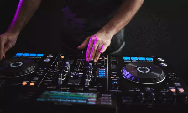 Únete a los Cursos DJ Productor para maximizar tus habilidades y conocimientos